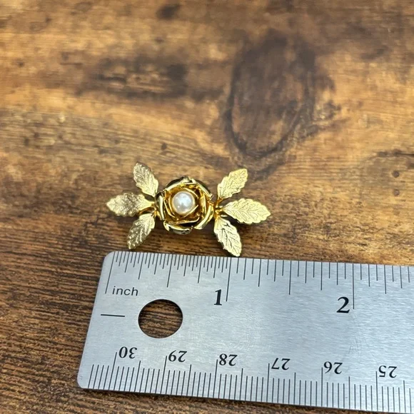 Elegant Gold Leaf Brooch with Pearl Center - Picture 2 of 2